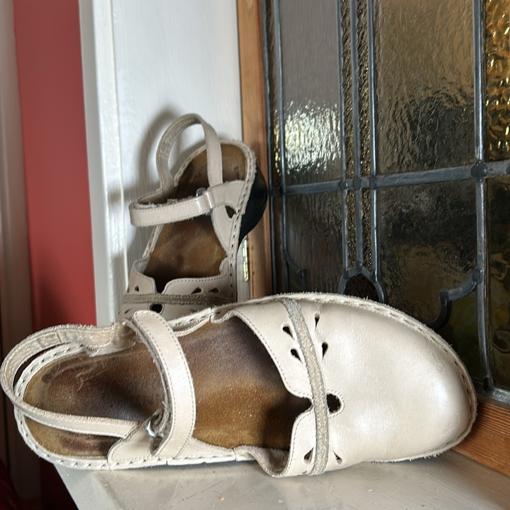 Naot Cream Flats with Soft Material and Decorative Strap NWOT - Picture 8 of 8